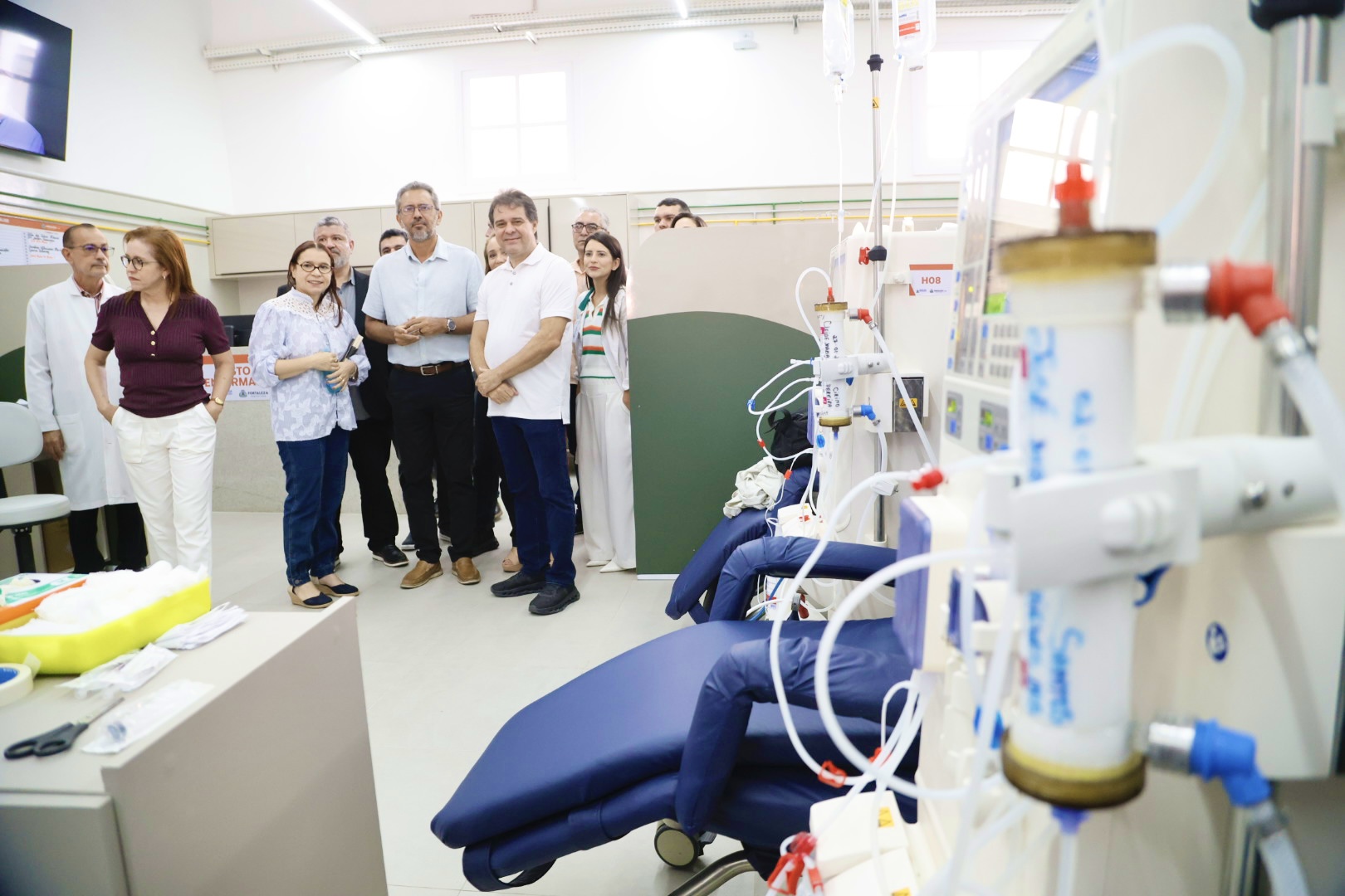 grupo de pessoas posa para a foto